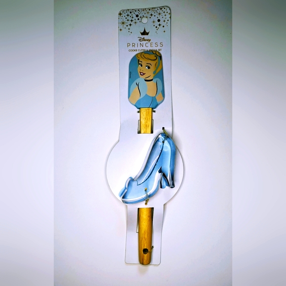 Disney Princess Cinderella Spatula & Glass Slipper Cookie Cutter Set. - Picture 2 of 6